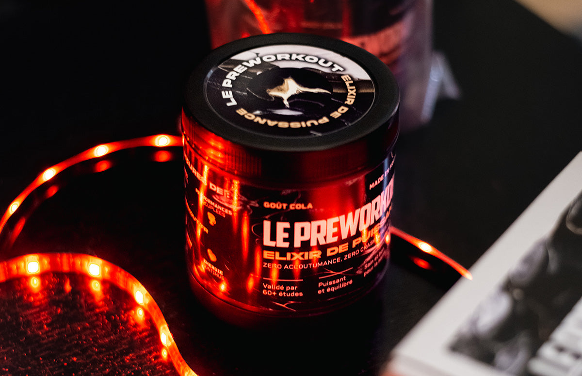 Photo d'un pot de LE PREWORKOUT avec une lumière rouge.