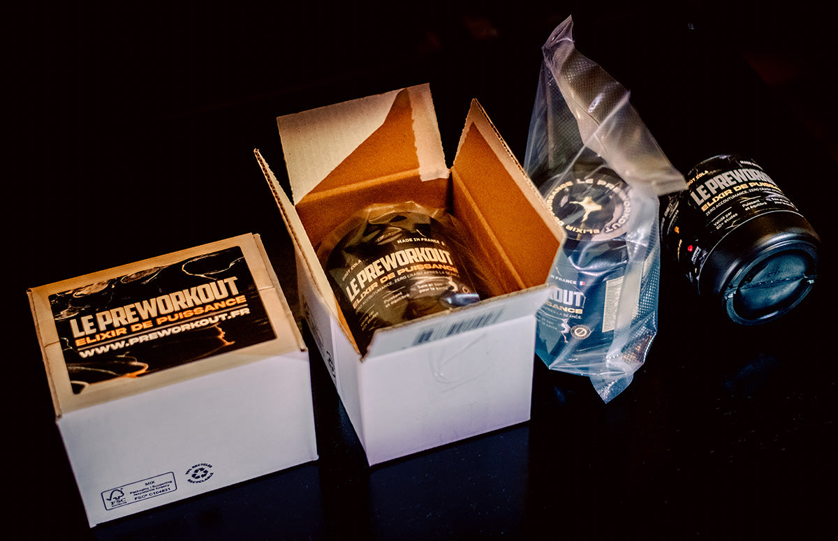 Photo d'un carton et de 3 pots de LE PREWORKOUT emballés.